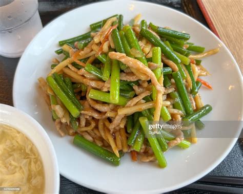   Yingtan City's  Spicy Stir-fried Pork Ribs with Bamboo Shoots - A Culinary Tango of Fiery Heat and Refreshing Crispness?